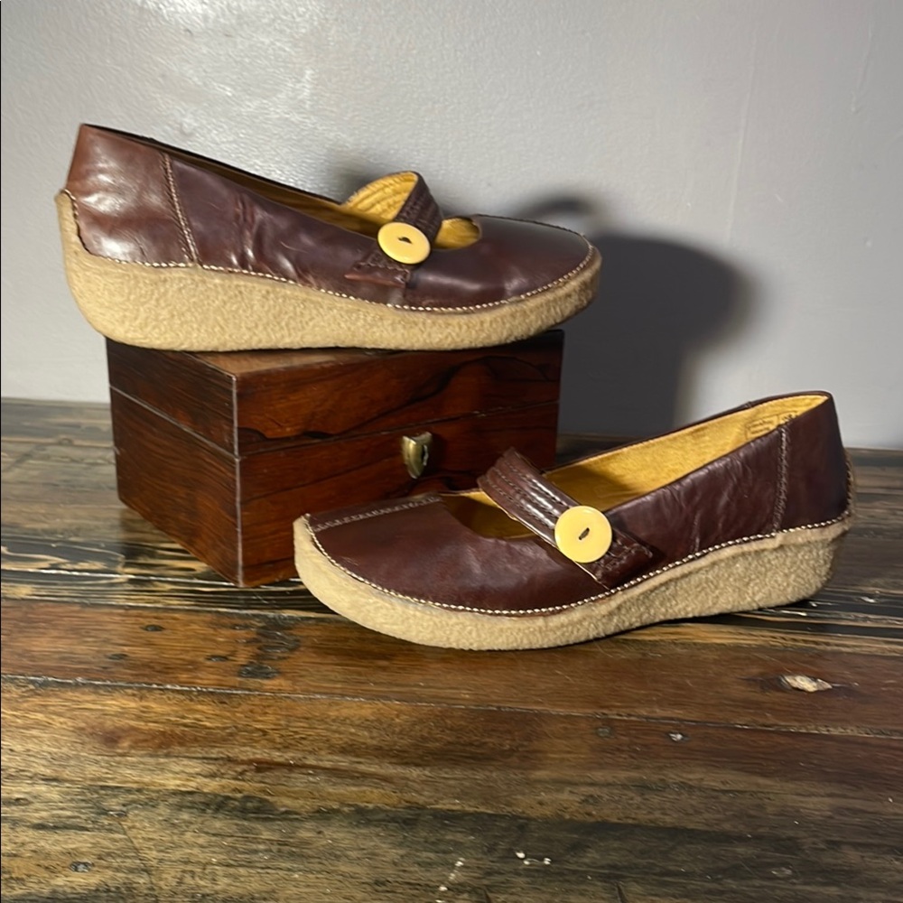 Groundhog women’s 10 leather shoes with gummy sole - SUPER CUTE!  Button on side